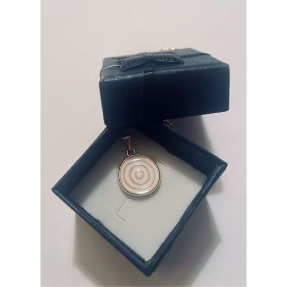 PRETTY WHITE AND GOLD MEDALLION NECKLACE - Picture 1 of 5